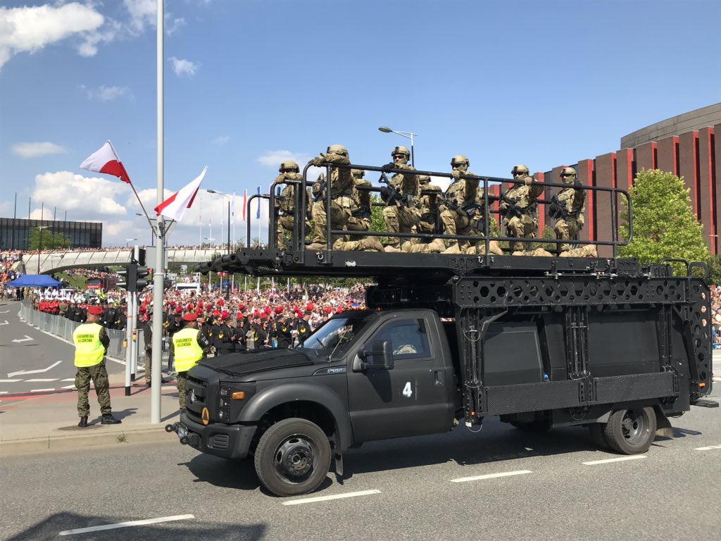 Pojazdy Ford 550 z rampą szturmową, pojazdy M-ATV  MRAP i inne wykorzystywane przez żołnierzy na misjach zagranicznych 