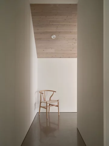 Komfortowy dom nad brzegiem jeziora, projekt MUUK Architecture 