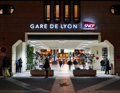 Miniatura: Nożownik zaatakował podróżnych na Gare de...