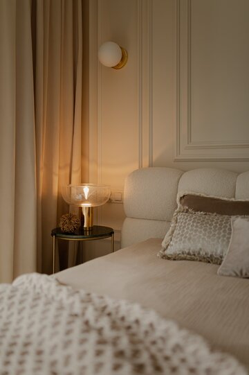 Soft minimalizm w 59-metrowym mieszkaniu w Gdyni – kaszmirowa paleta, angielska jodełka i konsekwentnie zaprojektowane detale autorstwa Agaty Piltz 