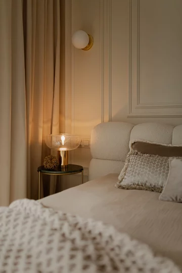 Soft minimalizm w 59-metrowym mieszkaniu w Gdyni – kaszmirowa paleta, angielska jodełka i konsekwentnie zaprojektowane detale autorstwa Agaty Piltz 