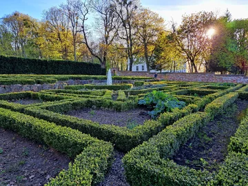 Park w Nakomiadach na Mazurach wiosną 