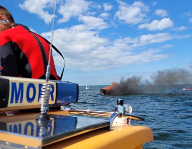 Miniatura: Ogień strawił łódź na jeziorze Śniardwy....