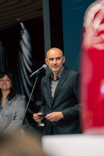 Jubileusz 21-lecia HOLA Design był okazją do spotkania przedstawicieli świata architektury, designu, sztuki i rynku nieruchomości. Wieczór zainaugurował nowy cykl wydarzeń poświęconych współczesnej architekturze, wzornictwu i stylowi życia 