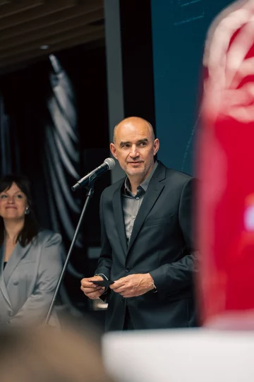 Jubileusz 21-lecia HOLA Design był okazją do spotkania przedstawicieli świata architektury, designu, sztuki i rynku nieruchomości. Wieczór zainaugurował nowy cykl wydarzeń poświęconych współczesnej architekturze, wzornictwu i stylowi życia 