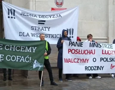 Miniatura: Pracownicy gospodarstw towarowych...