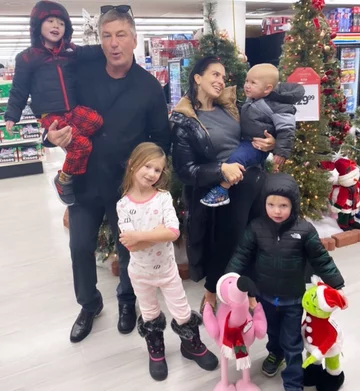 Alec Baldwin z rodziną 