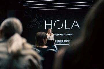 Jubileusz 21-lecia HOLA Design był okazją do spotkania przedstawicieli świata architektury, designu, sztuki i rynku nieruchomości. Wieczór zainaugurował nowy cykl wydarzeń poświęconych współczesnej architekturze, wzornictwu i stylowi życia 