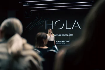 Jubileusz 21-lecia HOLA Design był okazją do spotkania przedstawicieli świata architektury, designu, sztuki i rynku nieruchomości. Wieczór zainaugurował nowy cykl wydarzeń poświęconych współczesnej architekturze, wzornictwu i stylowi życia 