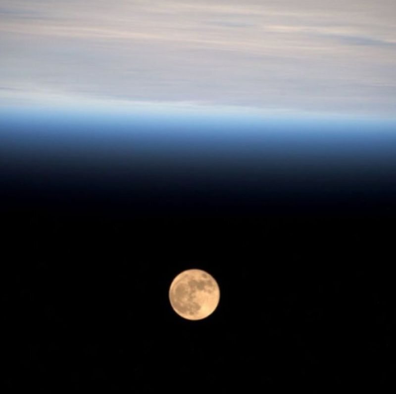 Księżyc widziany z kosmosu oczami astronautki Peggy Whitson.  704,530 polubień 