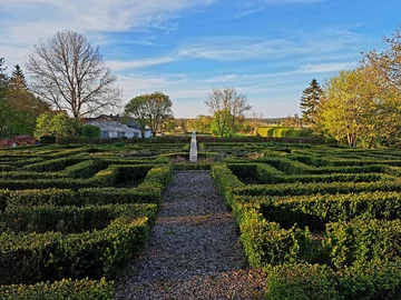 Park w Nakomiadach na Mazurach wiosną 