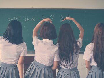 Zdjęcie czterech dziewcząt noszących mundurek szkolny