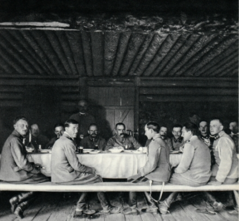 Józef Piłsudski w kasynie oficerskim 1 pułku piechoty Legionów Polskich po meczu w Anielinie w 1916 roku 