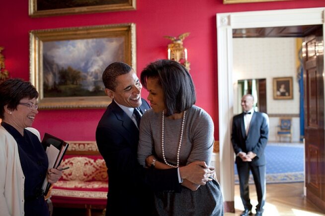 Prezydent USA przytula Michelle Obame