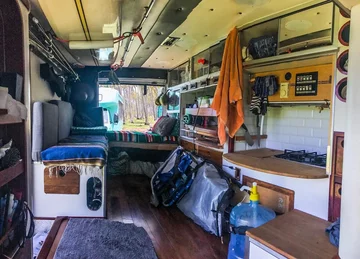 Karetka przerobiona na mieszkanie 