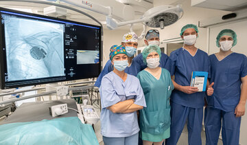 Zesp&oacute;ł Kliniki Kardiologii WUM przeprowadzający pierwszy w Polsce zabieg wszczepienia defibrylatora skonfigurowanego ze smartfonem