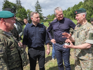 Prezydenci Polski i Litwy odwiedzili żołnierzy na przesmyku suwalskim....