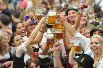 Degustację czas zacząć! (fot.  EPA/FRANK LEONHARDT/PAP)