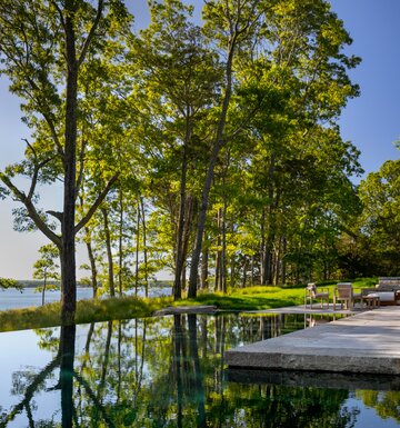Sag Harbor Bay to&nbsp;nagrodzony projekt, w&nbsp;kt&oacute;rym architektura krajobrazu podąża za&nbsp;naturą, a&nbsp;nie z&nbsp;nią rywalizuje