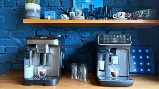 Dwa różne podejścia do designu: elegancki, wyrazisty De’Longhi Magnifica Evo Next i minimalistyczny Philips LatteGo 4400 — oba idealne do niewielkiej domowej kuchni