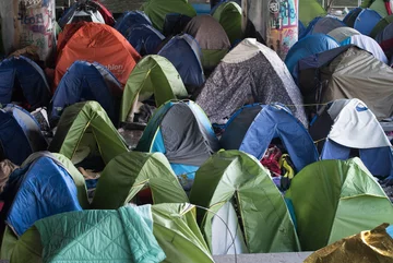 Służby przetransportowały migrantów do ośrodków w stolicy Francji 