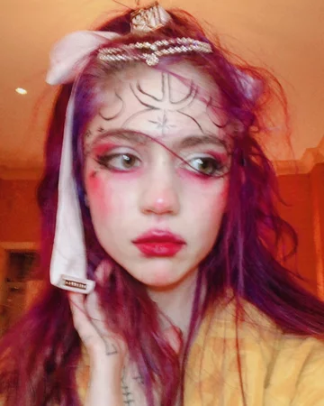 Grimes jako MISS ANTHROPOCENE 