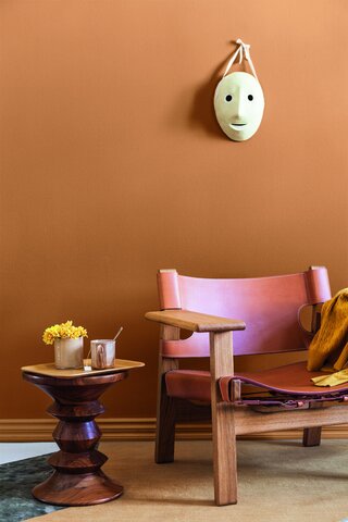 Jesienna melancholia i odrobina tajemnicy w naturalny sposób wkroczą do wnętrza o ścianach w odcieniu L396 Beeswax z palety Tikkurila Optiva Matt 5