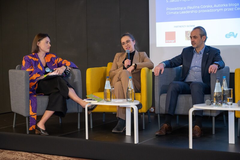 Prowadząca panel Paulina Górska, ekspertka w programie Climate Leadership, oraz Joanna Maraszek, Head of Product&Sustainability,  co-founder Plan Be Eco i Artur Stawiarski, Dyrektor ds. strategii i rozwoju przedsiębiorstwa w E.ON