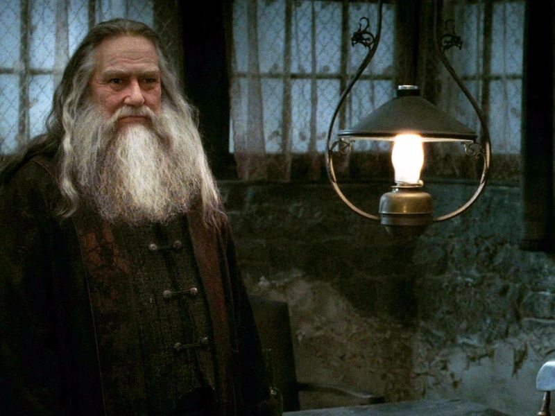 Ciarán Hinds jako Aberforth Dumbledore, brat Albusa 