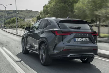 Nowy Lexus NX 450h+ 