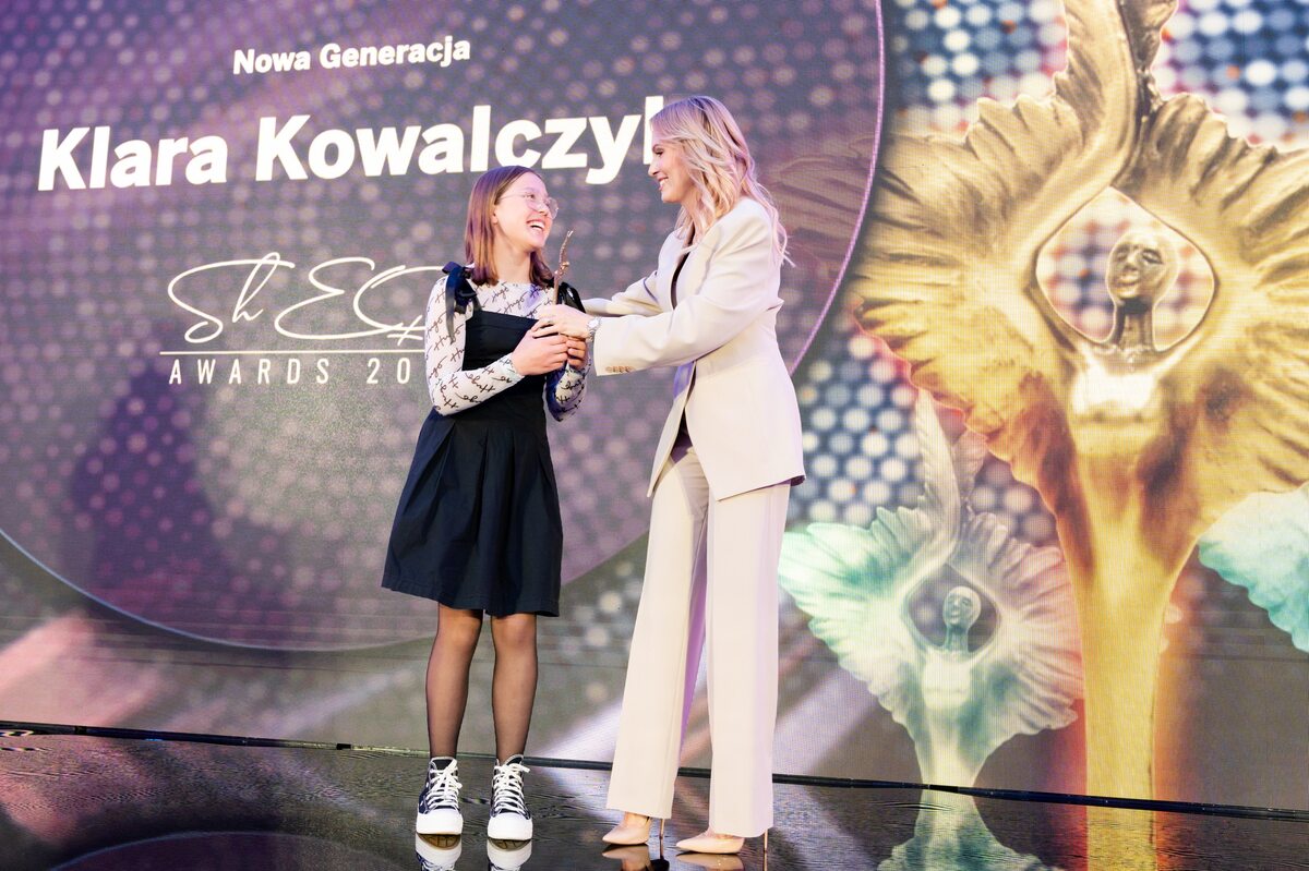 Klara Kowalczyk odbiera statuetkę w kategorii „Nowa Generacja” 