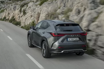 Nowy Lexus NX 450h+ 