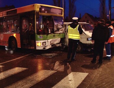 Miniatura: Zielona Góra: Autobus zderzył się z...