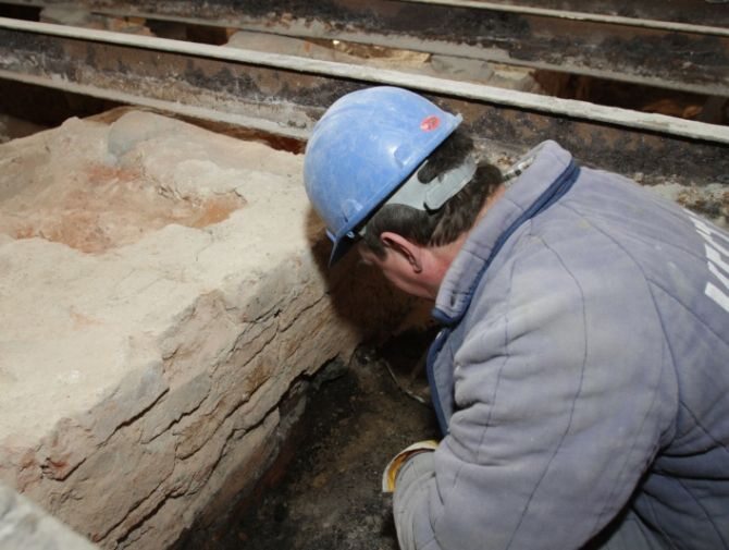 Pracownicy Ciałbudu znaleźli także romańskie fundamenty budowli, o istnieniu których nikt wcześniej nie wiedział (zdjęcia dzięki uprzejmości Urzędu Miasta Płock)