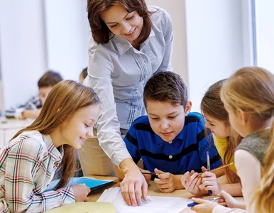 Miniatura: Kartka czy algorytm? Nauczyciele między AI...