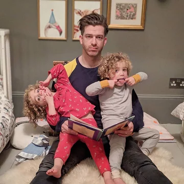 Simon Hooper z rodziną 