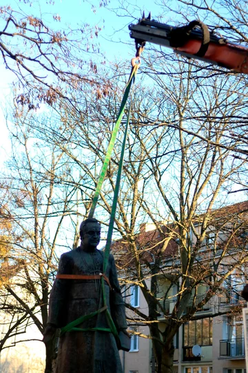 Demontaż pomnika ks. Henryka Jankowskiego 