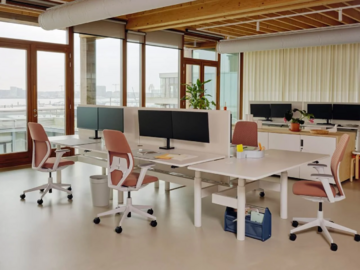 Przestrzeń biurowa z&nbsp;fotelem Vitra ACX
