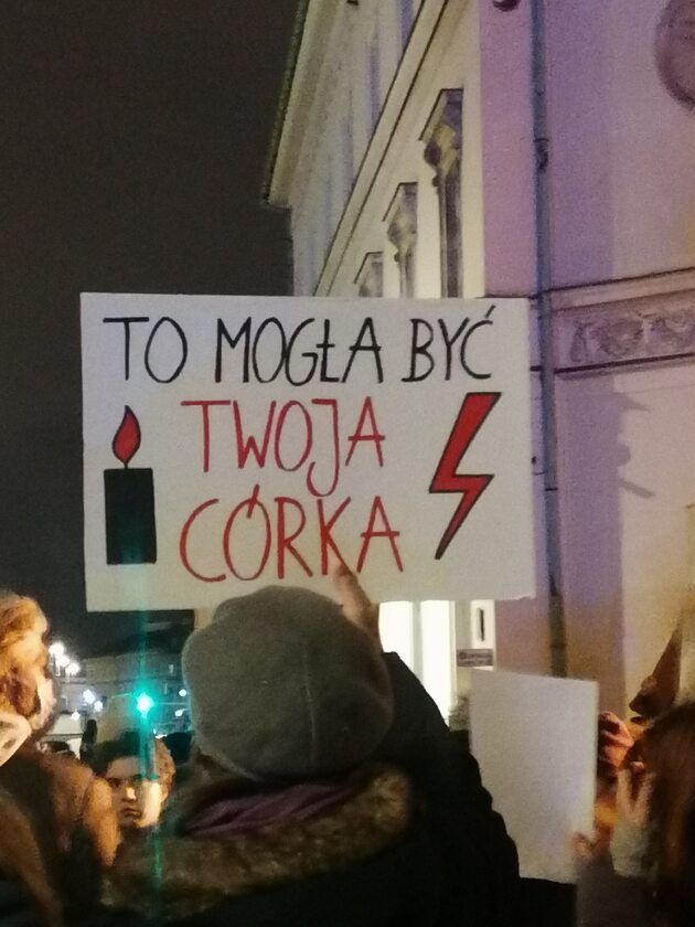 Plakaty i transparenty z marszu „Ani jednej więcej!” w Warszawie, 6.11.2021 r. 