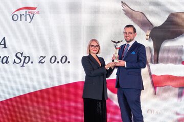 Michał Bełbot (z prawe) oraz&nbsp;wręczająca nagrodę Marzena Zielińska, prezes Capital point i&nbsp;przewodnicząca kapituły