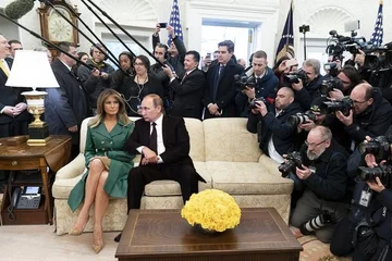 Przeróbka zdjęcia z Melanią Trump 