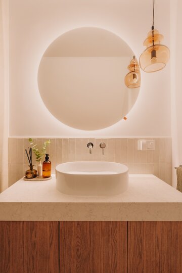 Mid-century modern w nowoczesnym wydaniu. Apartament projektu MOIE studio na Kępie Mieszczańskiej 