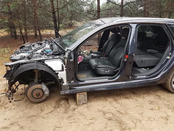 Wnętrze dziupli samochodowej 