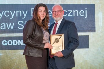 Dr Przemysław Styczeń (z lewej) oraz&nbsp;wręczająca nagrodę Małgorzata Golińska, dyrektor ds. transformacji cyfrowej PMPG Polskie Media