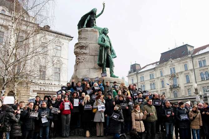 Ludzie zebrani w stolicy Słowenii Lublanie (fot. Pacific Press / newspix.pl)