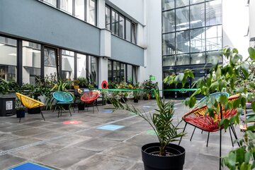 Mamy nawet łąkę kwietną przy budynku i&nbsp;ekologiczne zielone patio