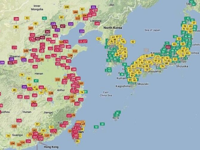 Na mapie mamy zaznaczone wskaźniki Air Quality Index. Wartość 100 (żółta) to ostatni poziom, przy którym bezpieczne jest ludzkie zdrowie. Bordowy widoczny w wielu miastach Chin to bezpośrednie zagrożenie życia