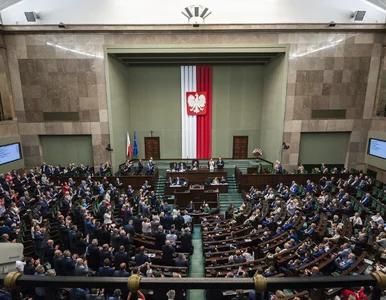 Miniatura: Sondaż poparcia dla partii. PiS liderem,...