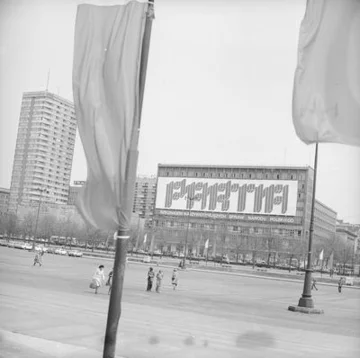 Transparent na jednym z budynków Ściany Wschodniej "Partia - rzecznikiem najżywotniejszych spraw narodu polskiego". (1978 r.)(fot. NAC)