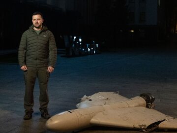 Wołodymyr Zełenski obok zestrzelonego irańskiego drona